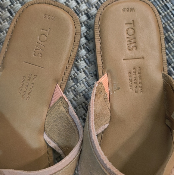 2 pairs of Toms sandals - Picture 3 of 7